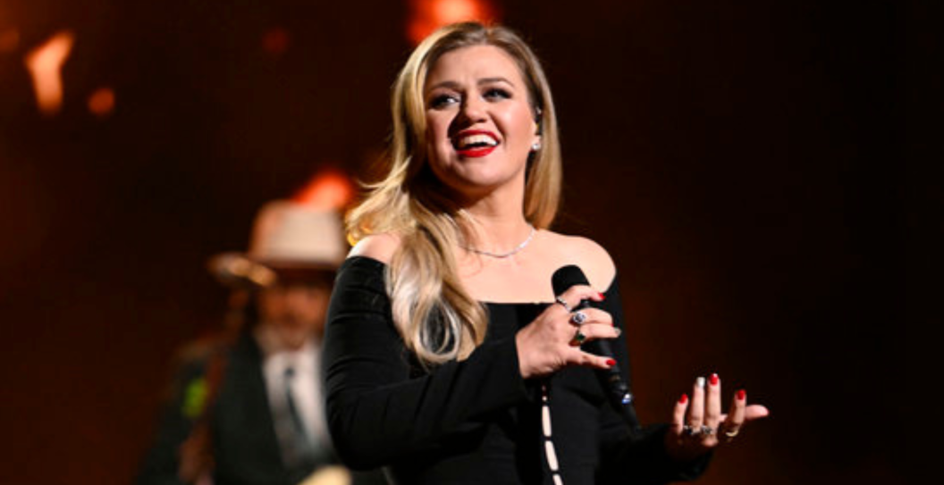 Kelly Clarkson performs on "Christmas at the Opry"