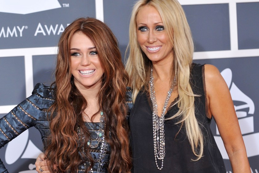 Singer Miley Cyrus (L) and mother Tish Cyrus arrives at the 52nd Annual GRAMMY Awards held at Staples Center on January 31, 2010 in Los Angeles, California. 