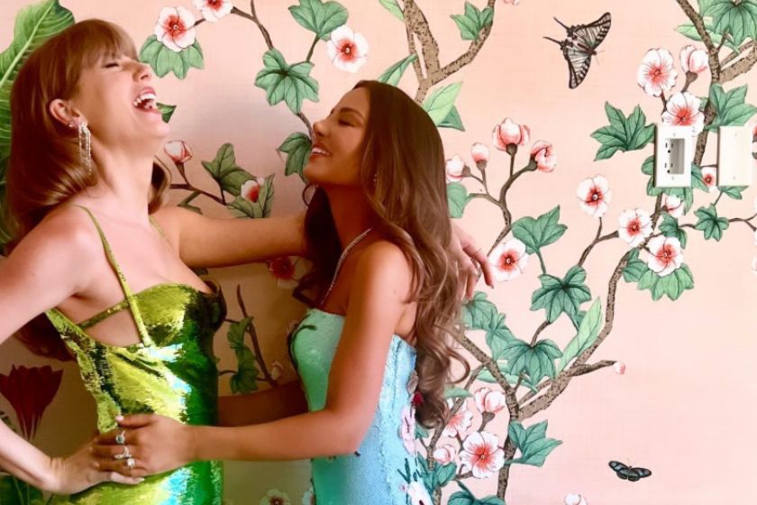 See Taylor Swift + Keleigh Teller's Pre-Golden Globes Selfies