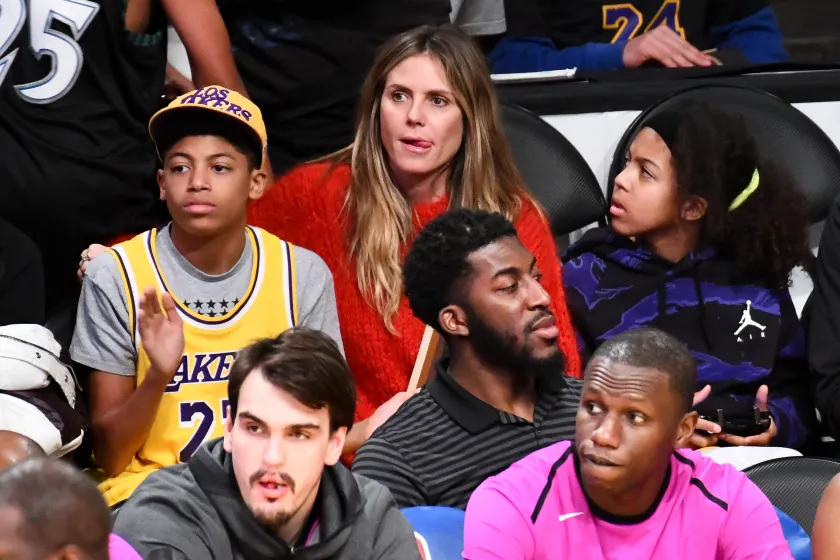 LOS ANGELES, CALIFORNIA - JANUARY 24: Heidi Klum and her kids Henry Samuel (L) and Lou Samuel attend a basketball game between the Los Angeles Lakers and the Minnesota Timberwolves at Staples Center on January 24, 2019 in Los Angeles, California. (Photo by Allen Berezovsky/Getty Images)