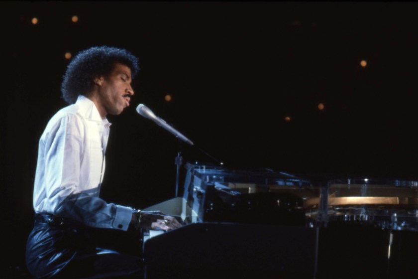 Entertainer Lionel Richie performing at the piano on stage in circa 1984.