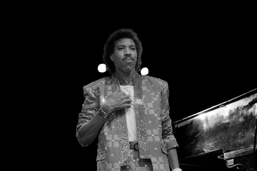 ROSEMONT, IL - 1986: Singer and song writer Lionel Richie (Lionel Brockman Richie, Jr.) performs at the Rosemont Horizon in Rosemont, Illinois in 1986. 