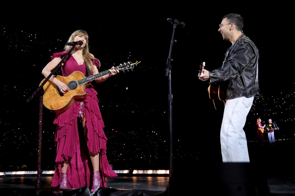 EAST RUTHERFORD, NEW JERSEY - MAY 26: EDITORIAL USE ONLY. NO BOOK COVERS. Taylor Swift and Jack Antonoff perform onstage during "Taylor Swift | The Eras Tour" at MetLife Stadium on May 26, 2023 in East Rutherford, New Jersey. 