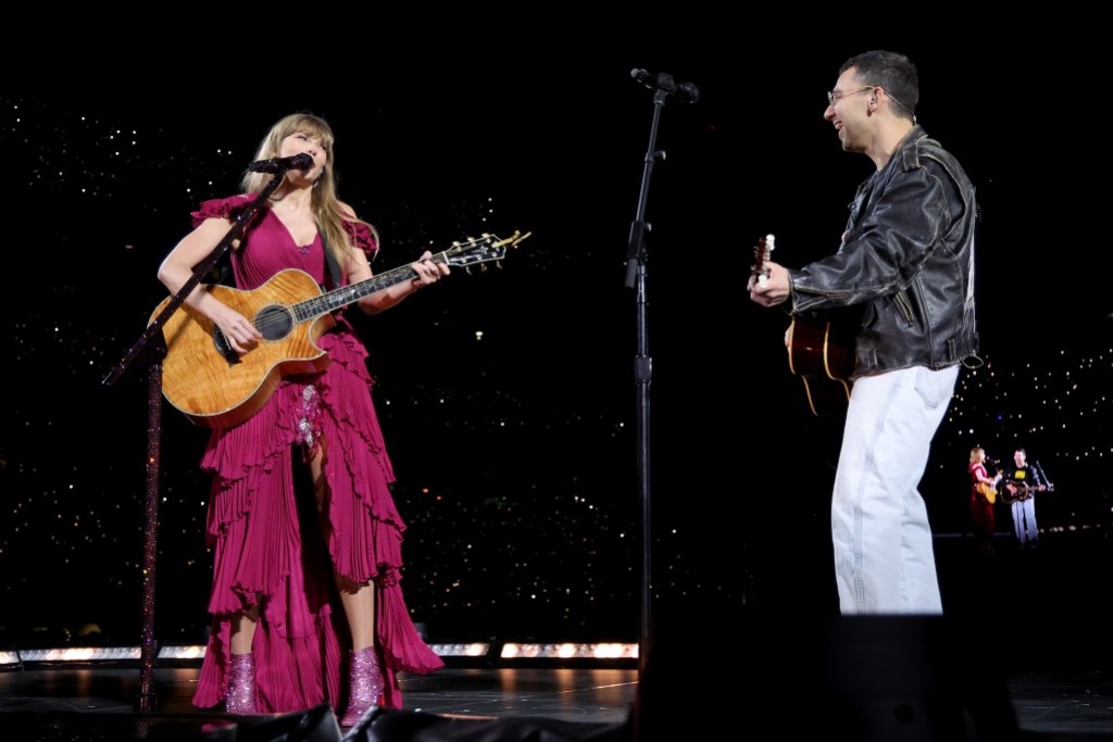 EAST RUTHERFORD, NEW JERSEY - MAY 26: EDITORIAL USE ONLY. NO BOOK COVERS. Taylor Swift and Jack Antonoff perform onstage during "Taylor Swift | The Eras Tour" at MetLife Stadium on May 26, 2023 in East Rutherford, New Jersey. 