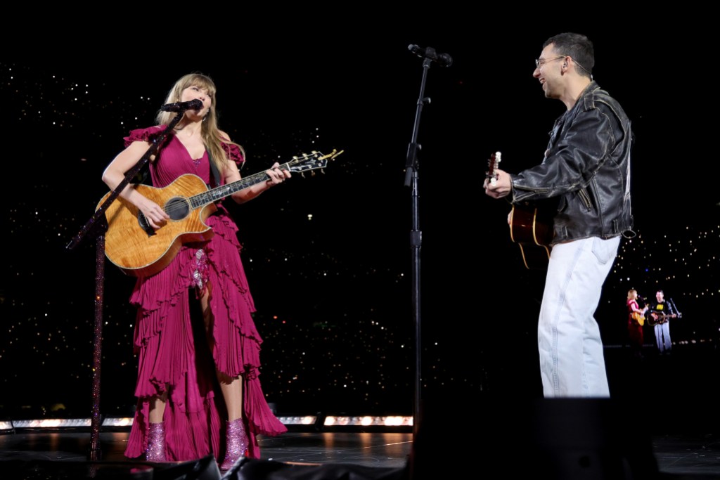 EAST RUTHERFORD, NEW JERSEY - MAY 26: EDITORIAL USE ONLY. NO BOOK COVERS. Taylor Swift and Jack Antonoff perform onstage during "Taylor Swift | The Eras Tour" at MetLife Stadium on May 26, 2023 in East Rutherford, New Jersey.