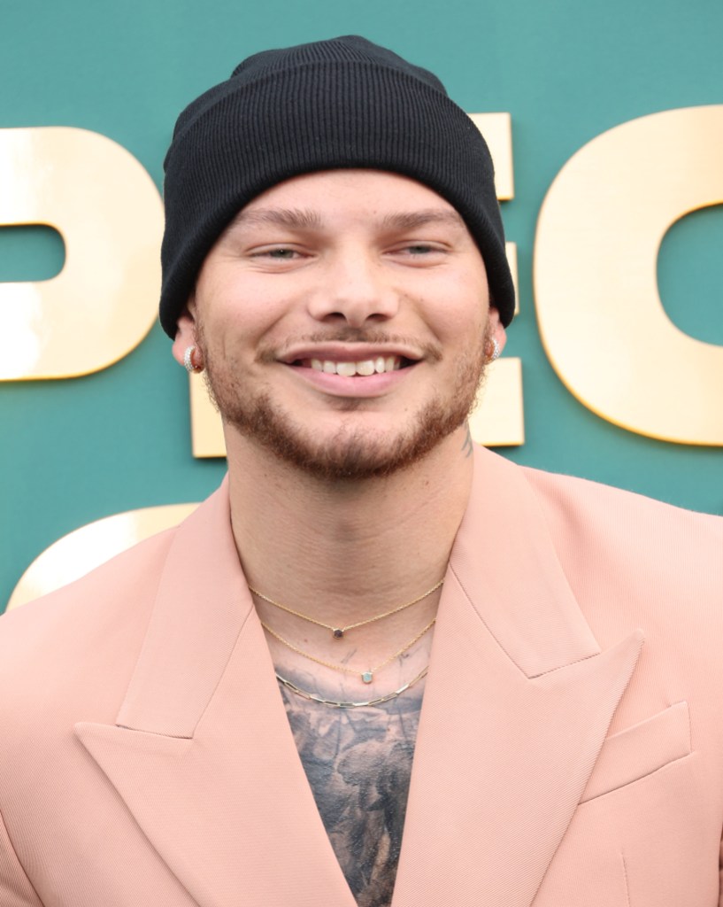 SANTA MONICA, CALIFORNIA - FEBRUARY 18: Kane Brown attends the 2024 People's Choice Awards at Barker Hangar on February 18, 2024 in Santa Monica, California. 
