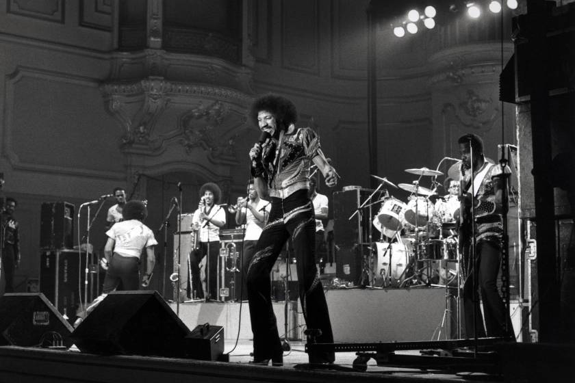 Singer Lionel Richie performing on stage with American funk and soul band, The Commodores, circa 1975