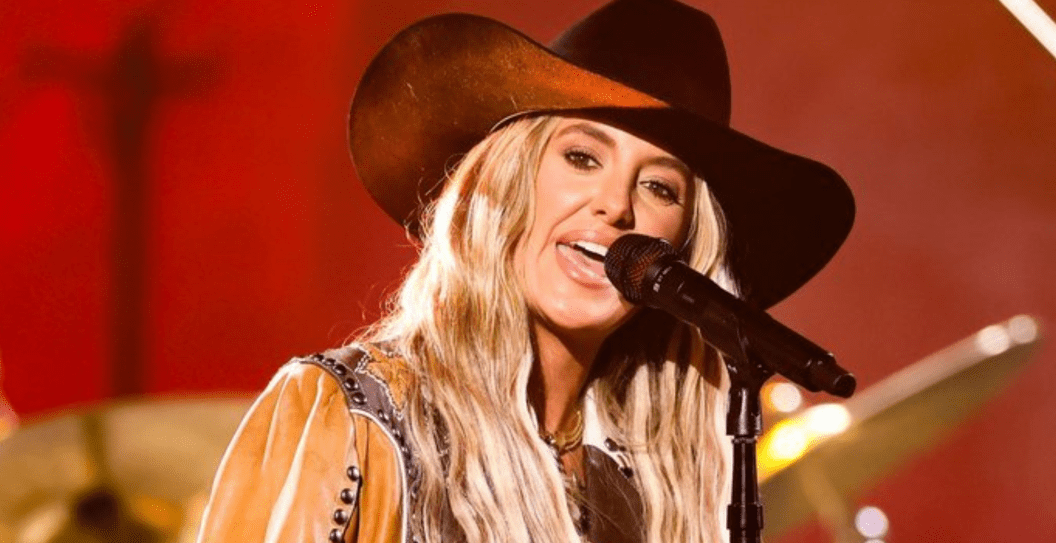 Lainey Wilson performs on People's Choice Awards
