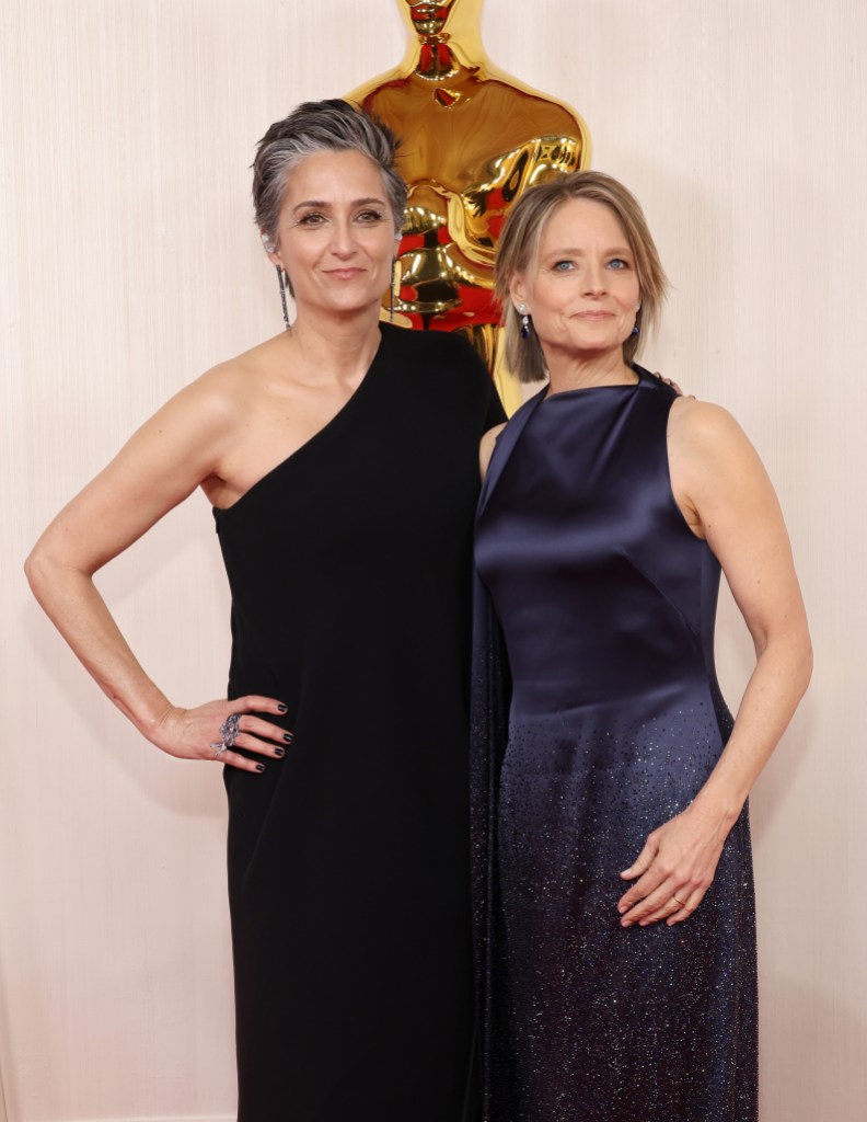 HOLLYWOOD, CALIFORNIA - MARCH 10: (L-R) Alexandra Hedison and Jodie Foster attend the 96th Annual Academy Awards on March 10, 2024 in Hollywood, California. 