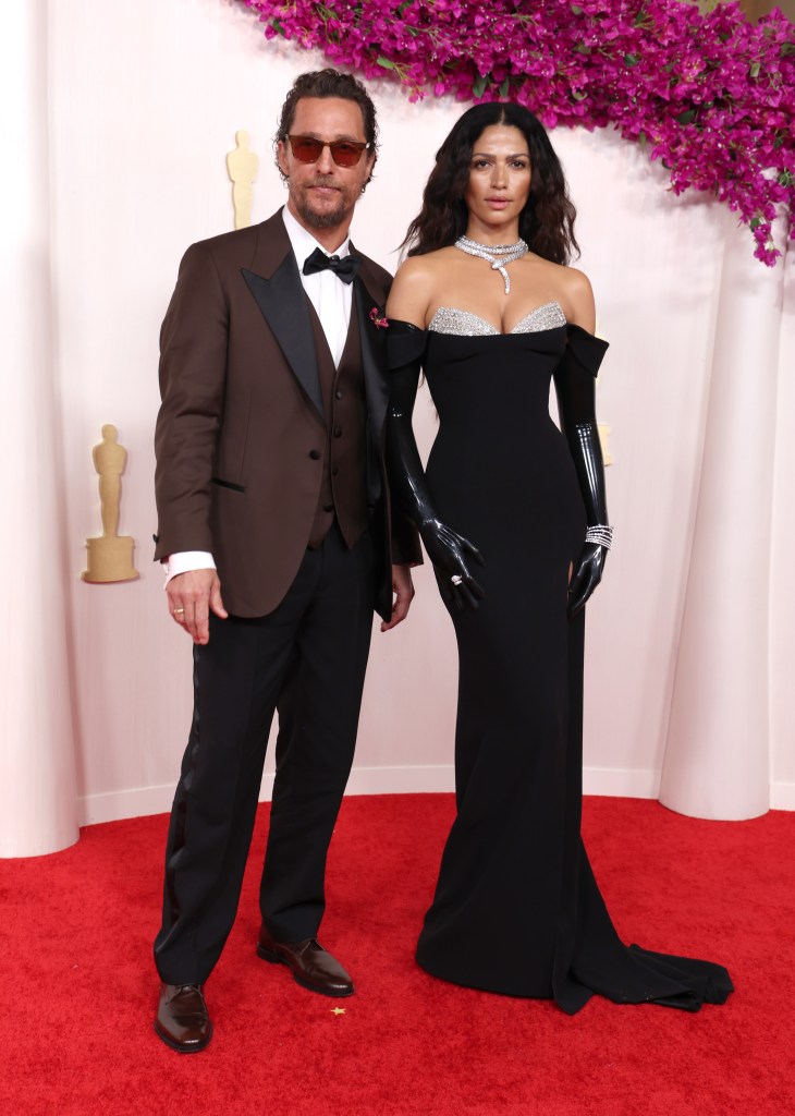 HOLLYWOOD, CALIFORNIA - MARCH 10: L-R) Matthew McConaughey and Camila Alves attend the 96th Annual Academy Awards on March 10, 2024 in Hollywood, California. 