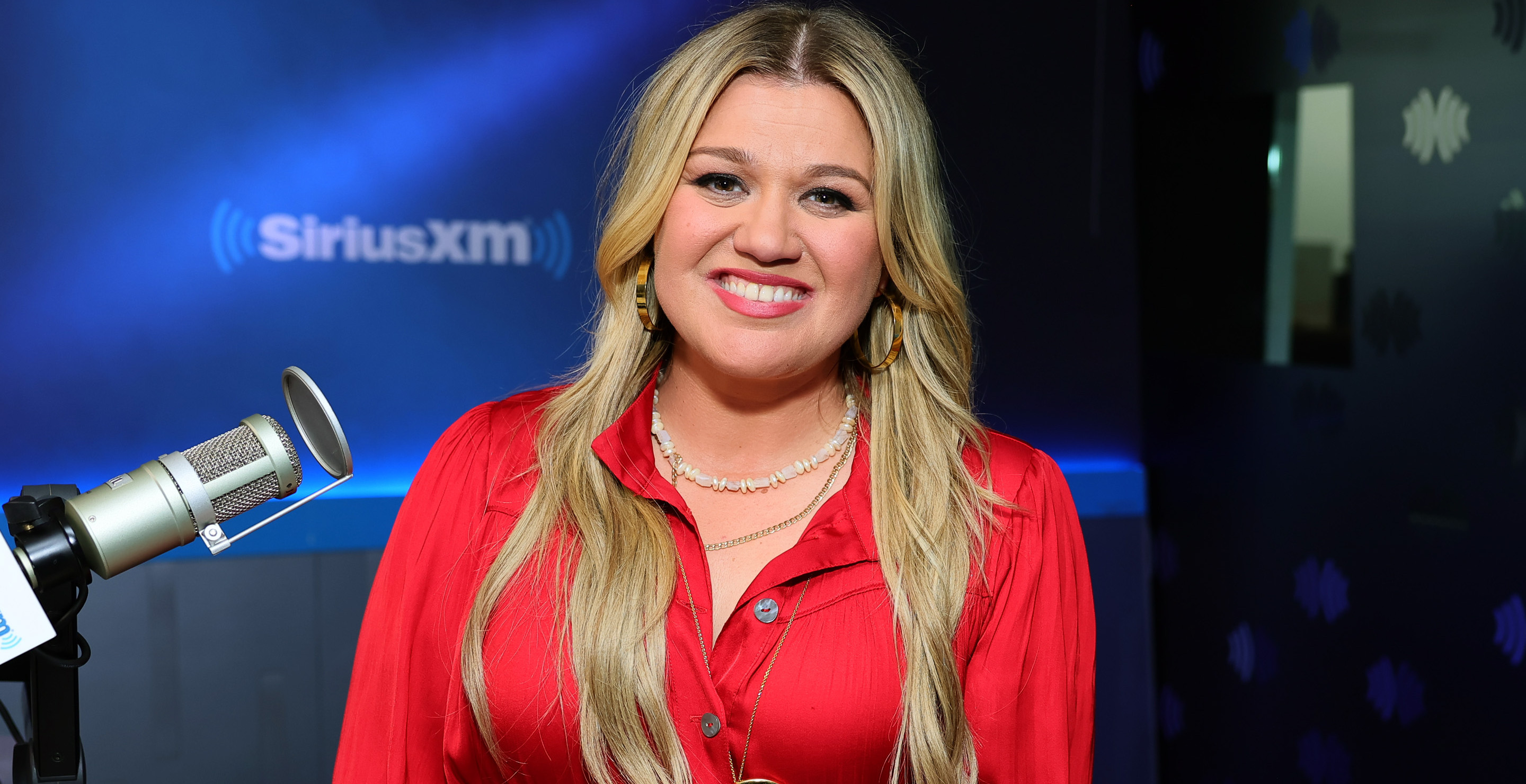 Kelly Clarkson Details Scary Pregnancy Experience As Singer Condemns Arizona's Abortion Law