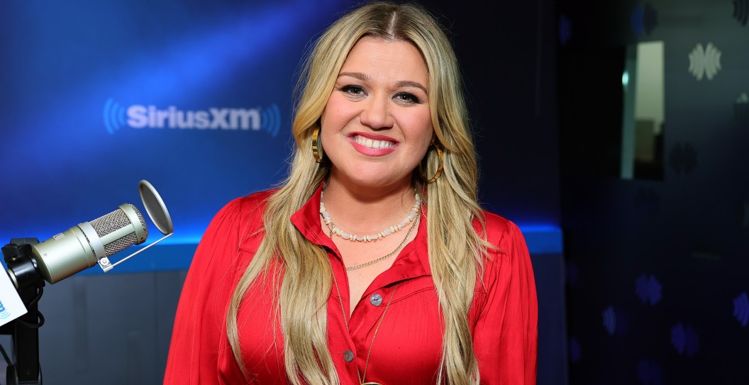 Kelly Clarkson Details Scary Pregnancy Experience As Singer Condemns Arizona's Abortion Law