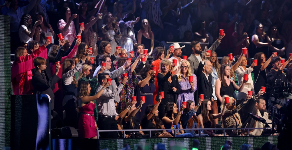 Toby Keith's Kids Get Emotional As CMT Crowd Raises Red Solo Cups in ...
