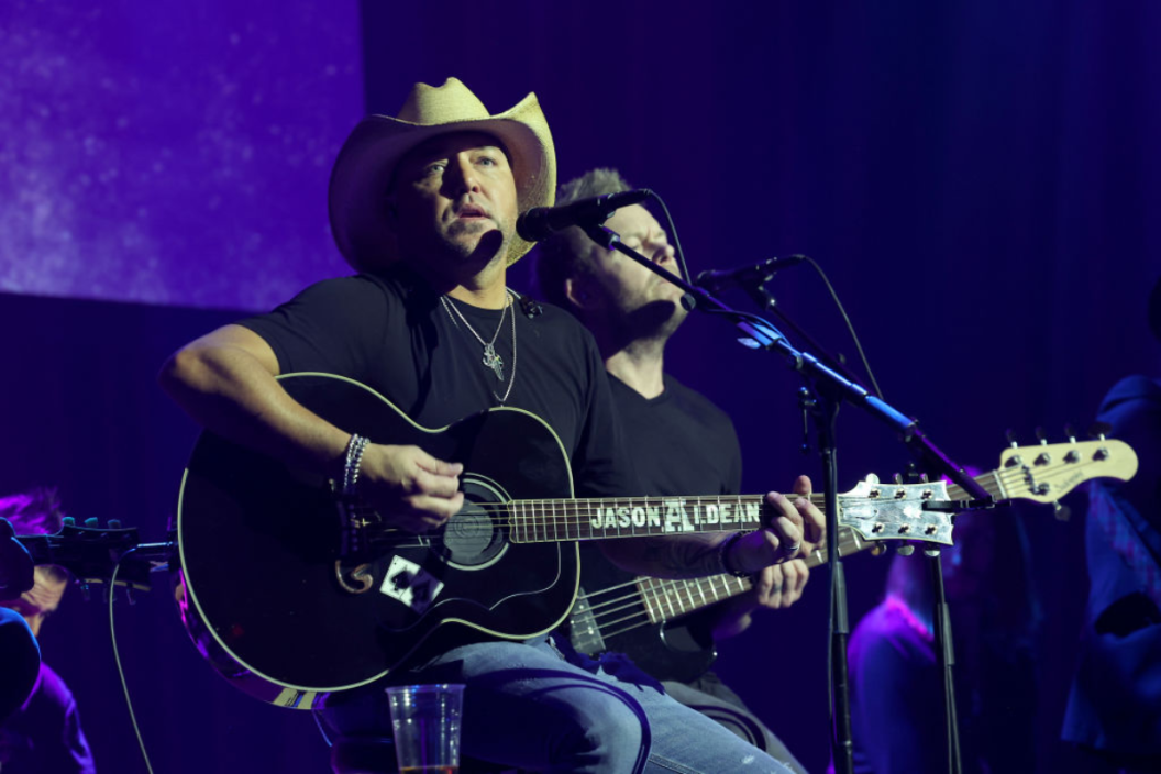 fans-slam-jason-aldean-for-agreeing-to-play-cmt-music-awards