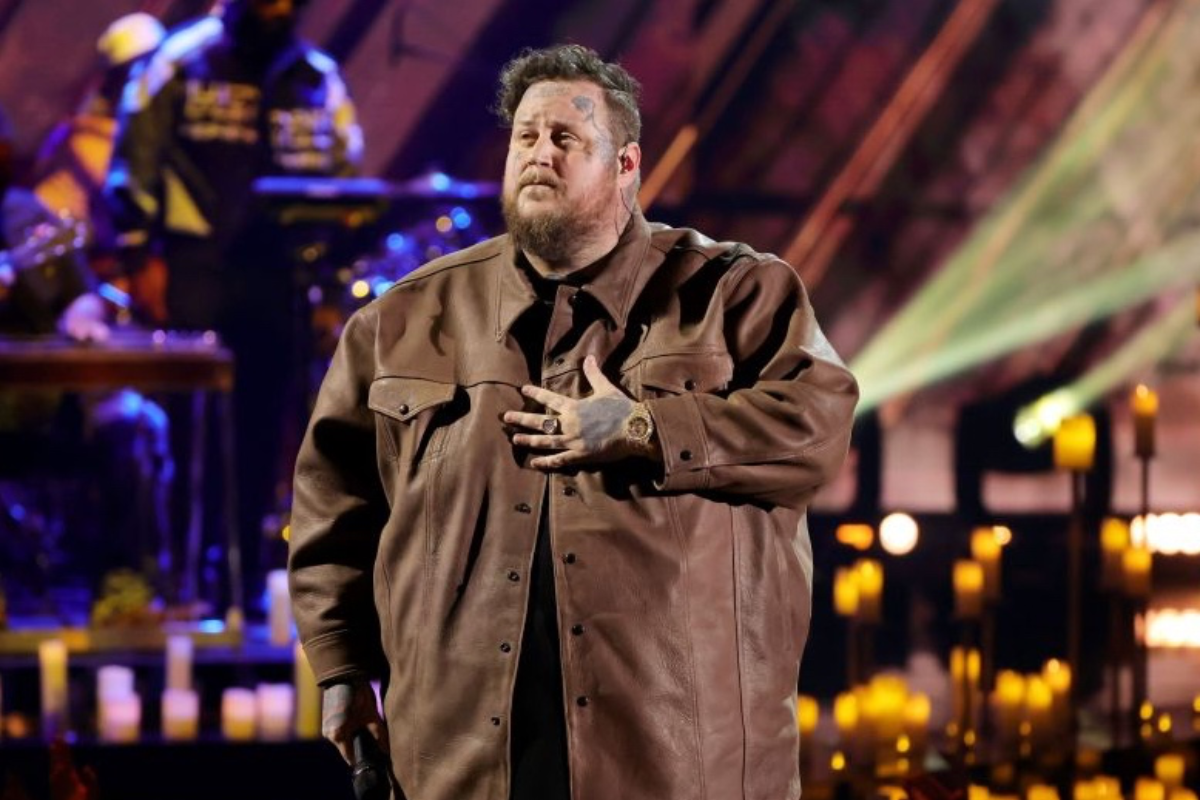 jelly-roll-surprises-vietnam-veteran-at-his-concert-by-inviting-him-backstage