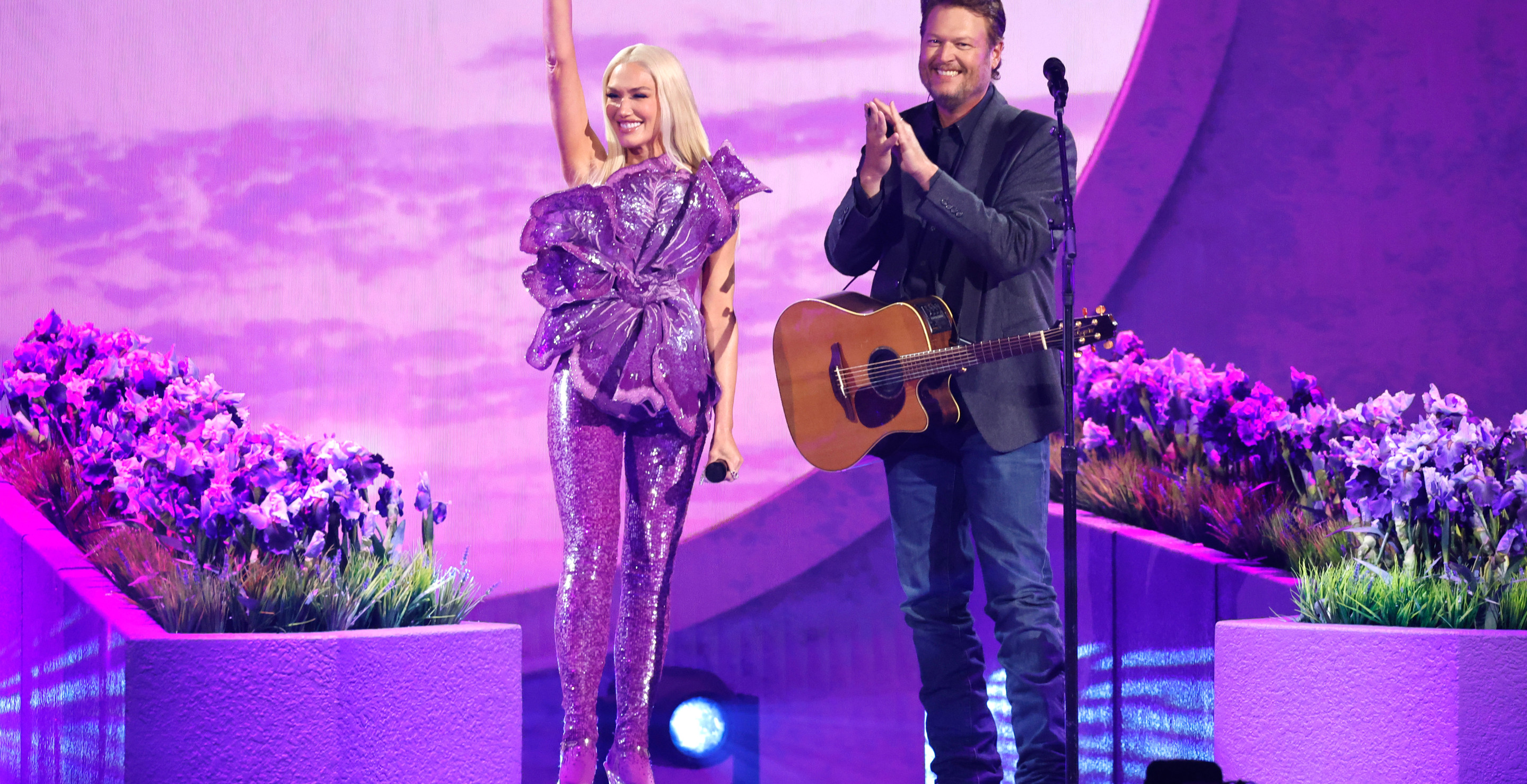 ACM Awards Viewers Roast Gwen Stefani For Wild Outfit Choice
