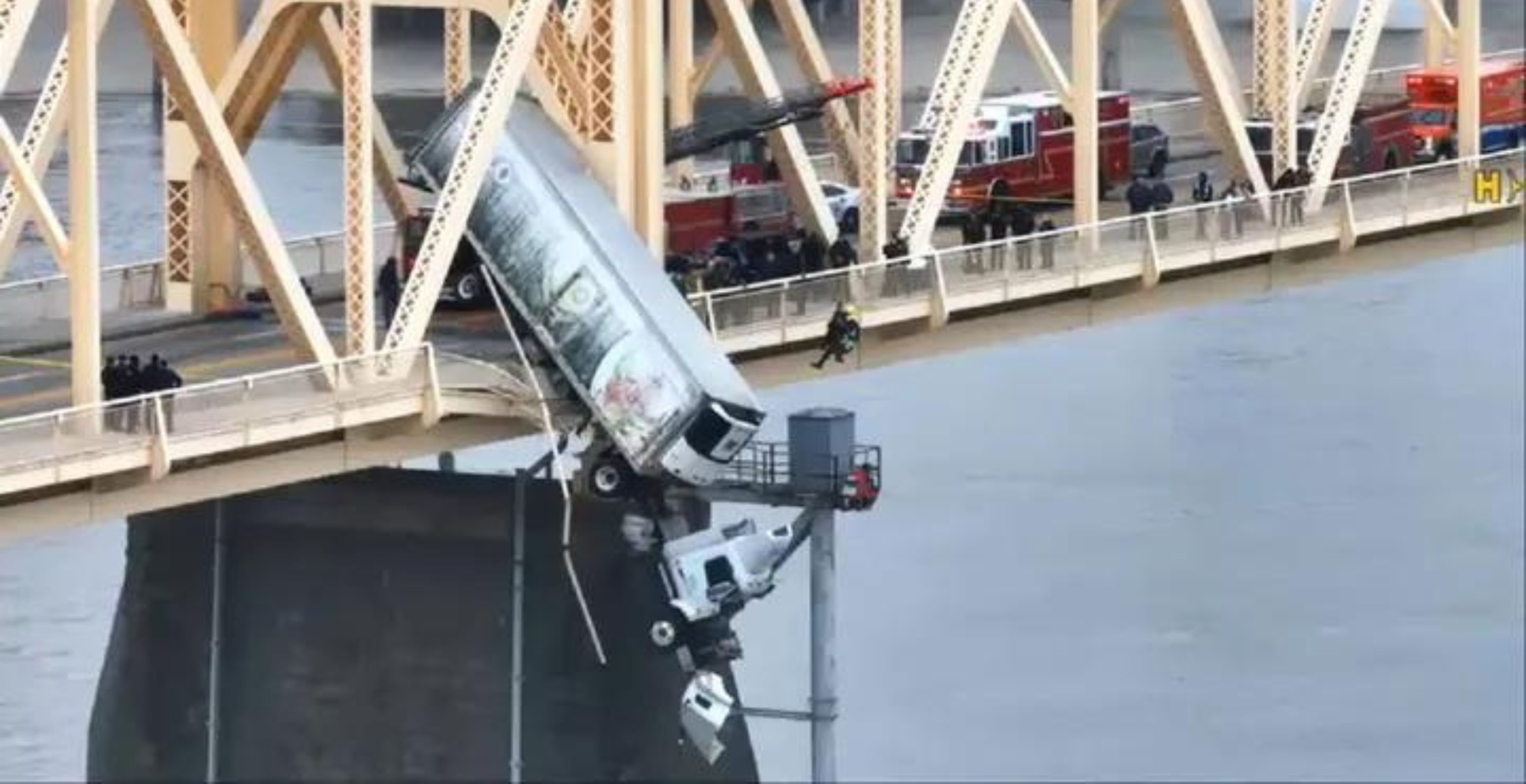 Dashcam Footage Shows Big Rig Narrowly Avoids Plummeting Over Kentucky Bridge See Video