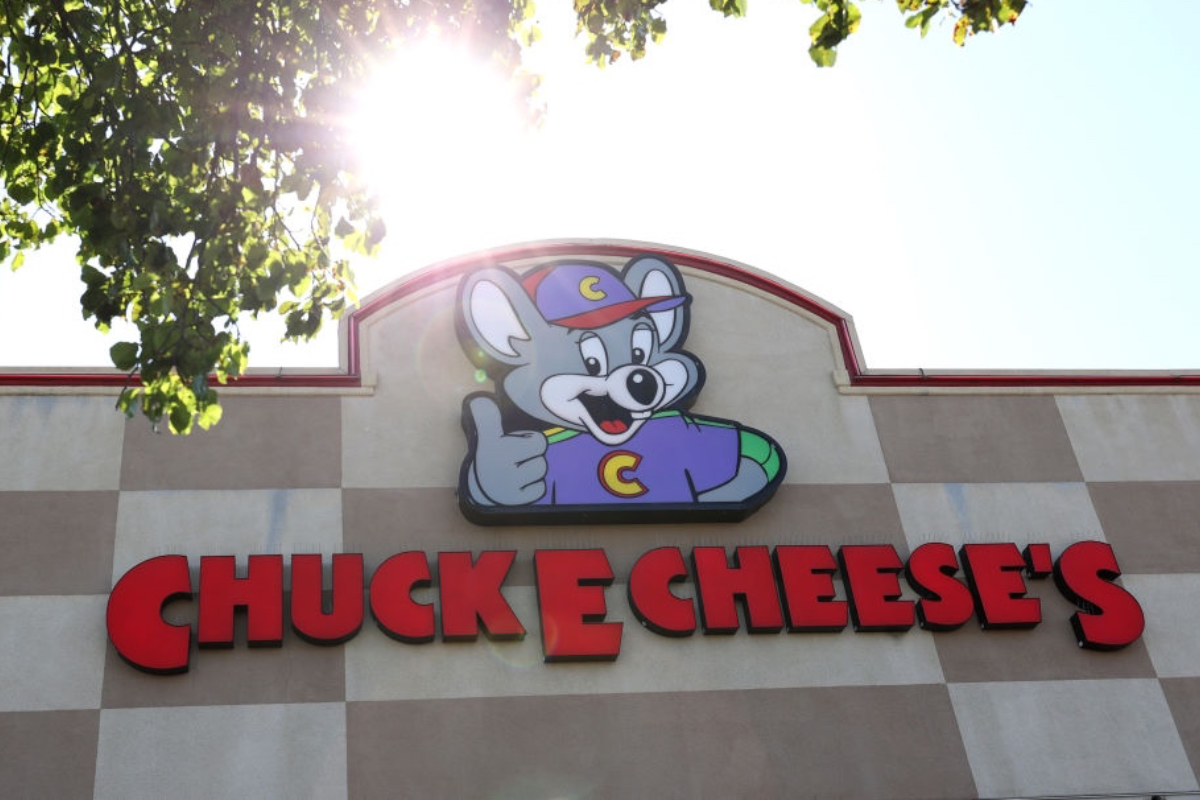 chuck-e-cheese-chucking-animatronic-robot-band-signaling-end-of-an-era
