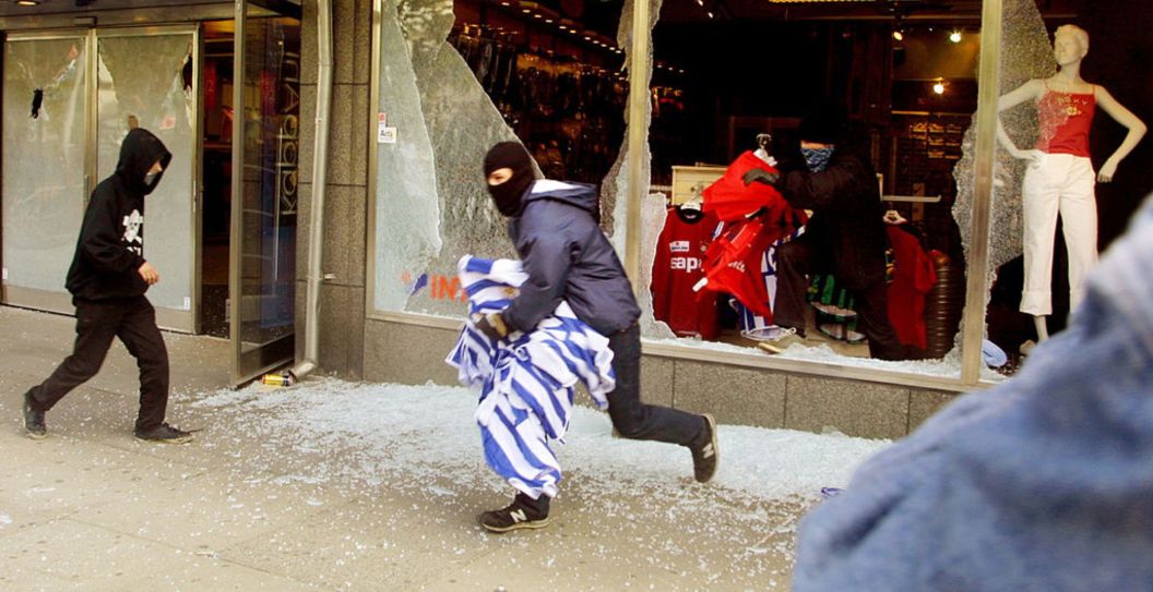 Tennessee Bystanders Tried To Trap Alleged Burglars Inside Store See Crazy Video