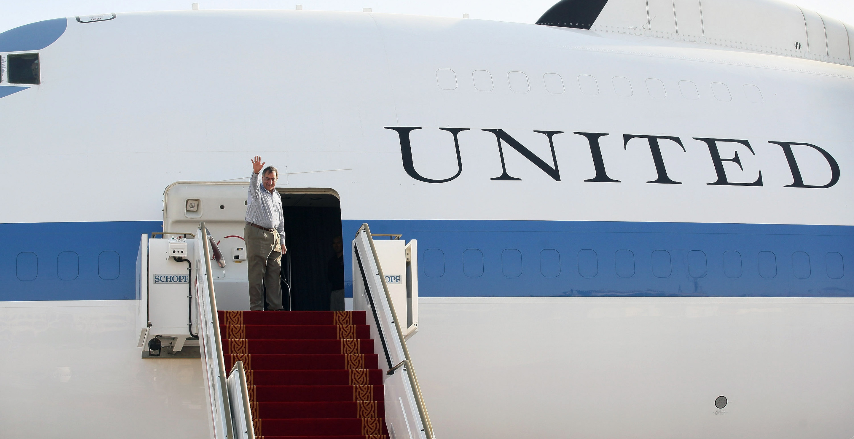United Passenger Panics And Tries To Open Plane Door After Oxygen Masks Accidentally Deploy