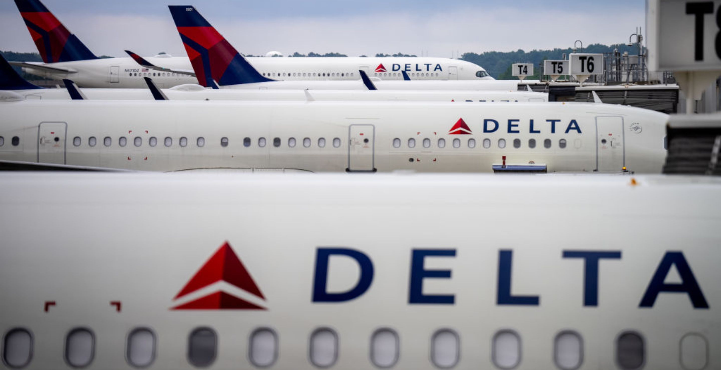 Bad Airline Food Plane Forced To Make Emergency Landing Due To Contaminated Food