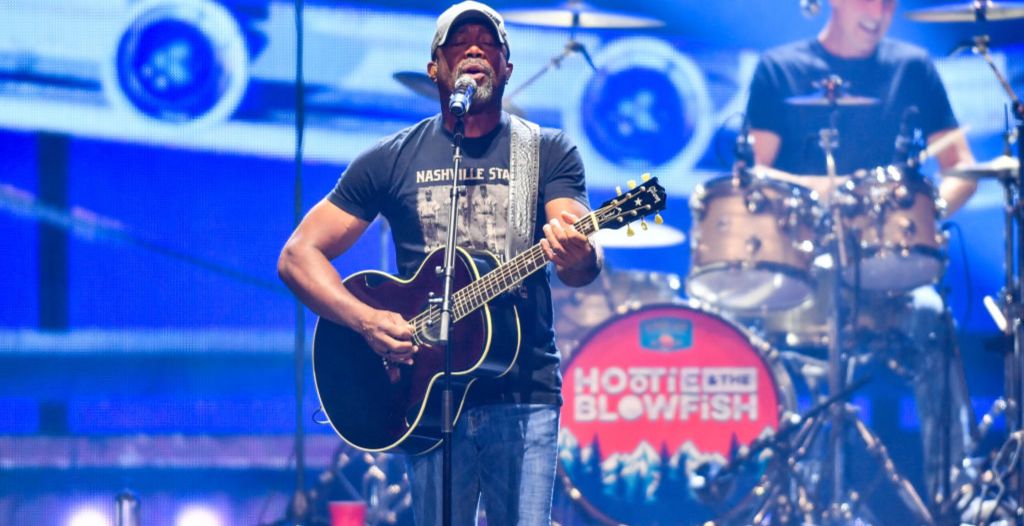 Darius Rucker Turns Awkward Moment Into A Good Deed! - Wide Open Country
