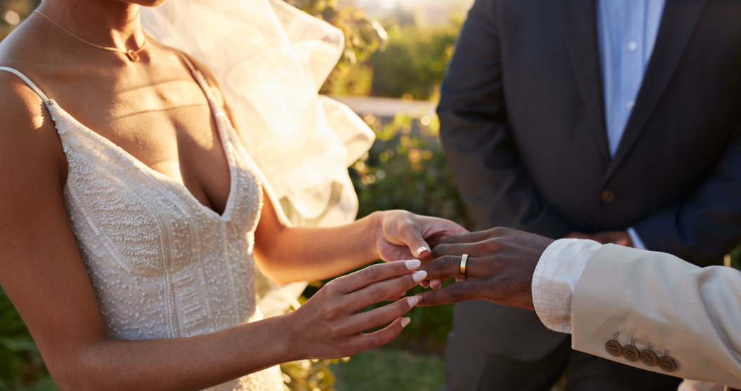 bride reads cheating messages at wedding ceremony