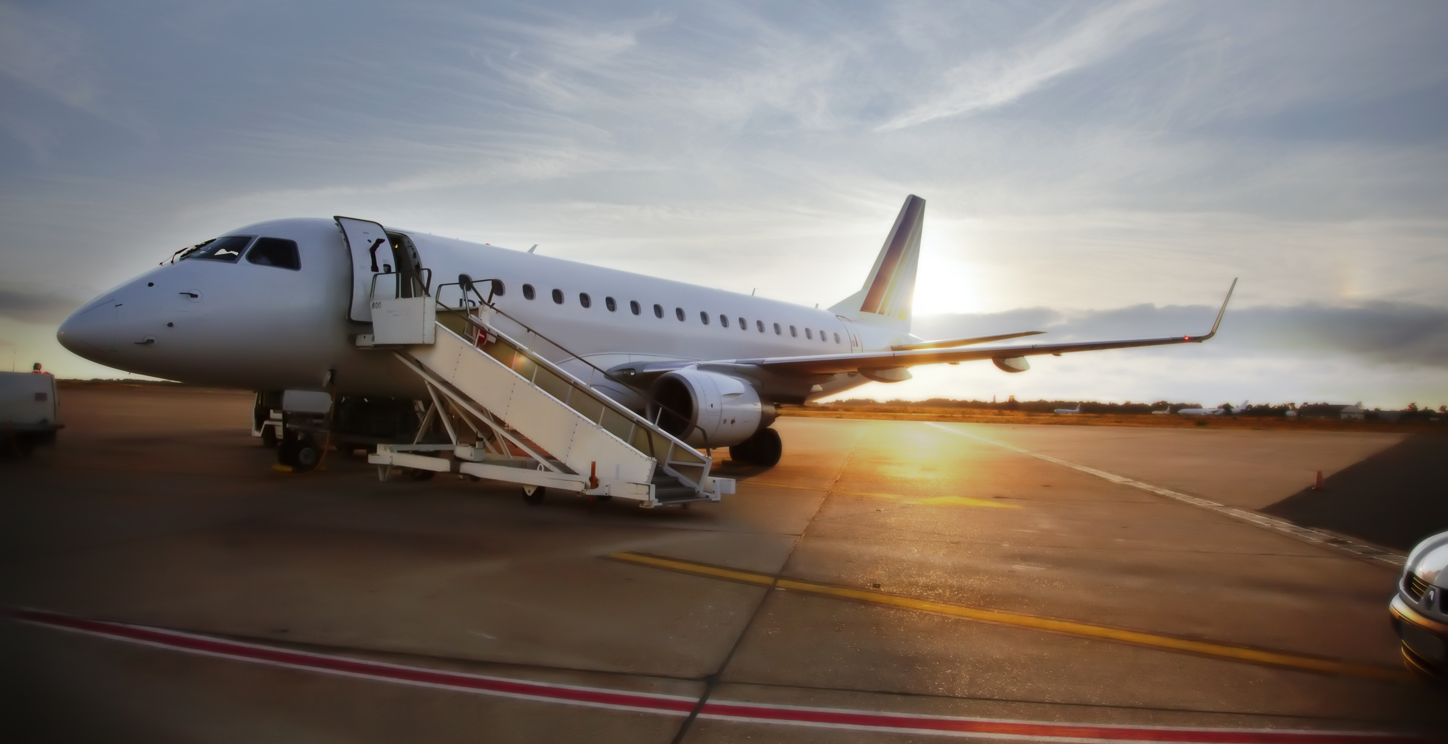 woman walks onto wing of plane