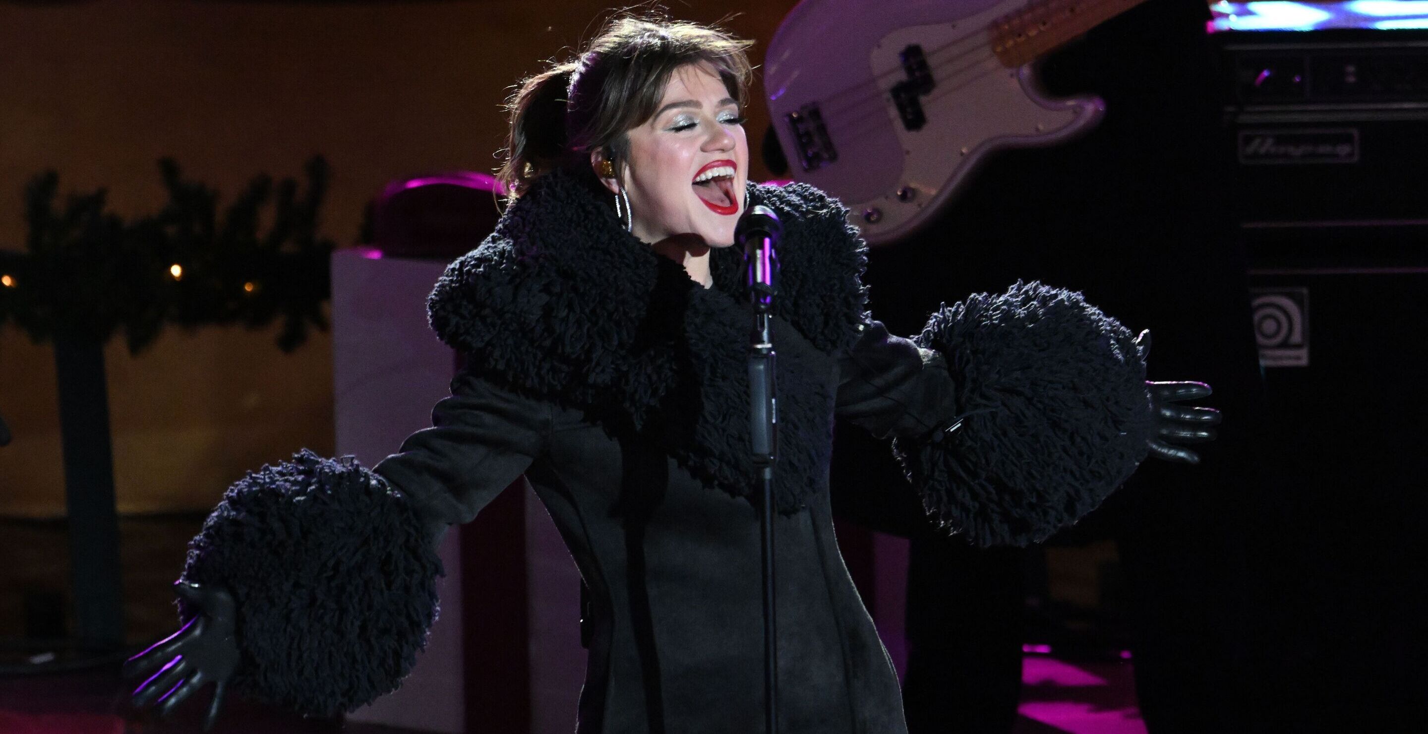 Kelly Clarkson's Son's Rendition Of Frank Sinatra Classic Is The Cutest Thing I've Seen Today