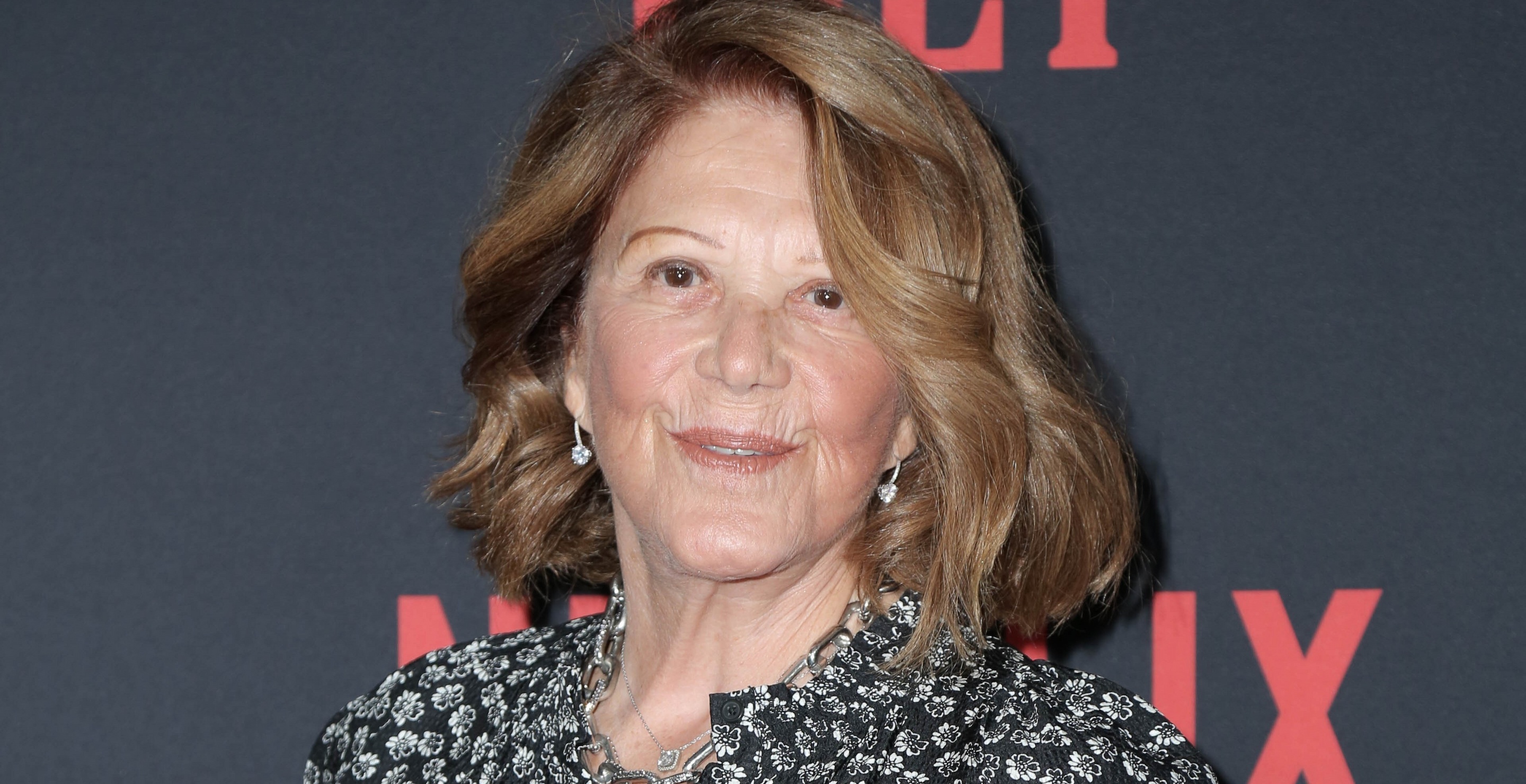 linda lavin did she smoke cigarettes Actor Lavin, best known for her Emmy-nominated role in the CBS sitcom Alice, passed away on Sunday at 87 from complications of lung cancer., also won a Tony Award for Broadway Bound did linda lavin smoke cigarettes