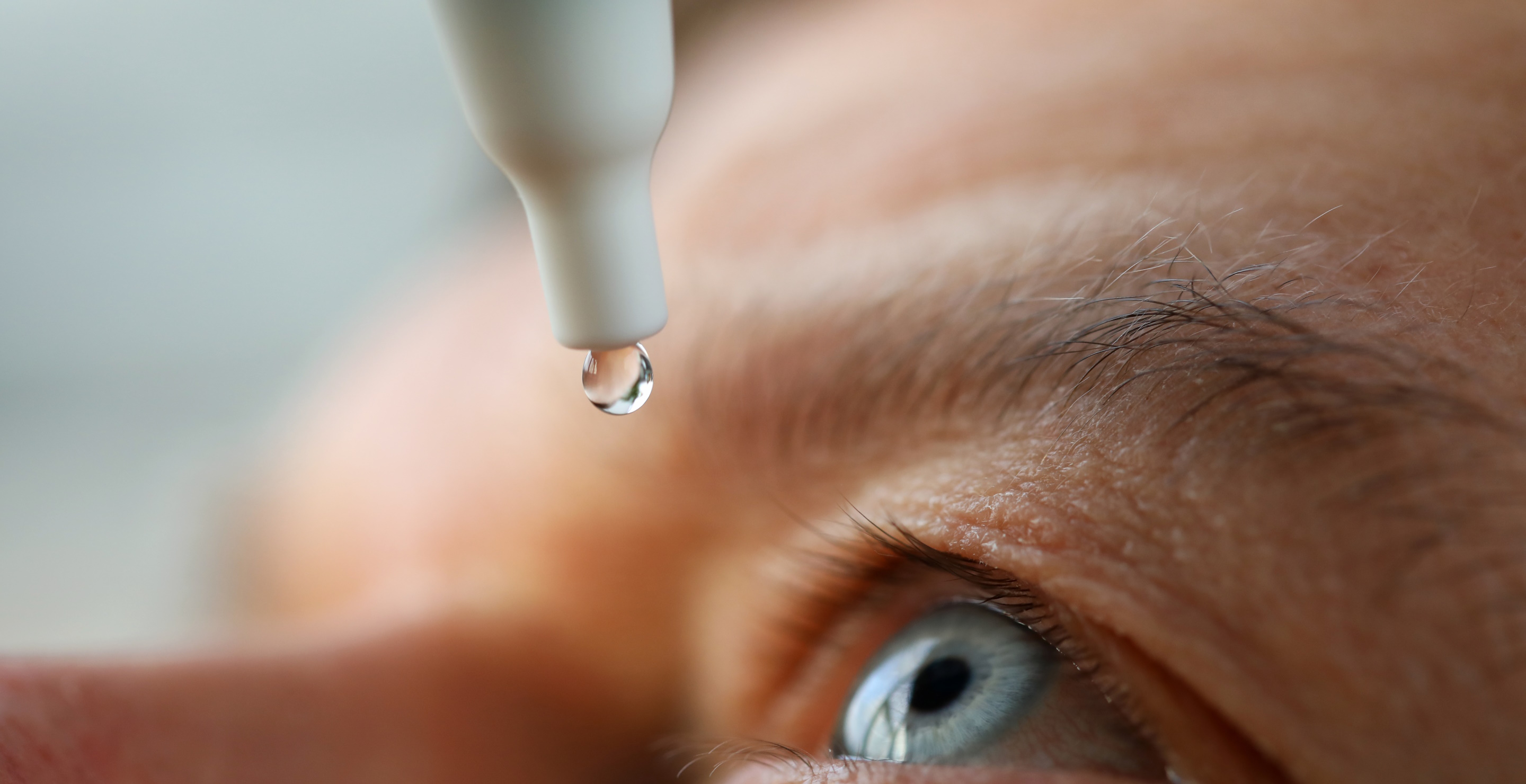 Ouch! Mother Mistakes Nail Glue For Eye Drops, And It Doesn't End Well