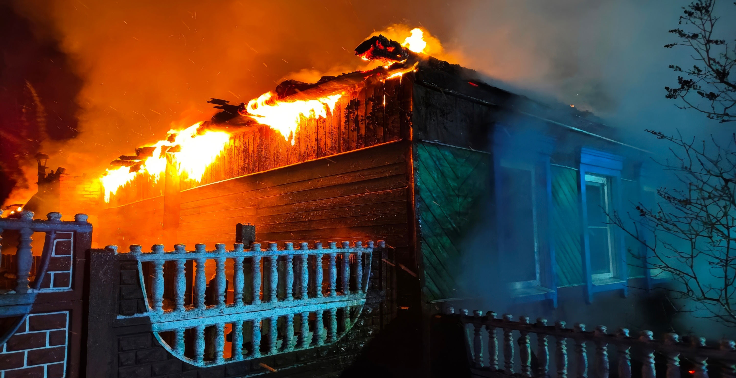 Elderly Mom With Alzheimer's Disease And Two Adult Kids Die In Fire