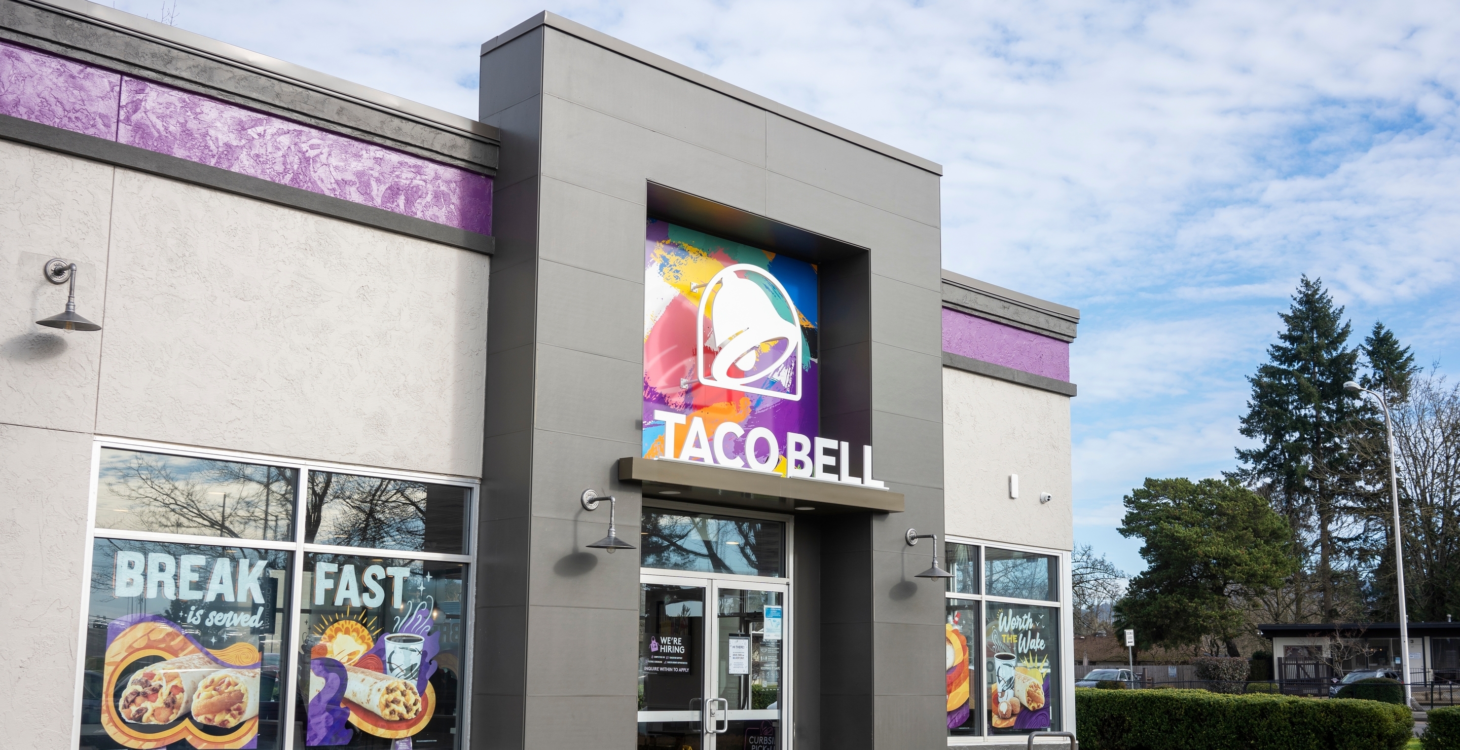 Taco Bell Security Guard Slaps Customer In Tense Confrontation