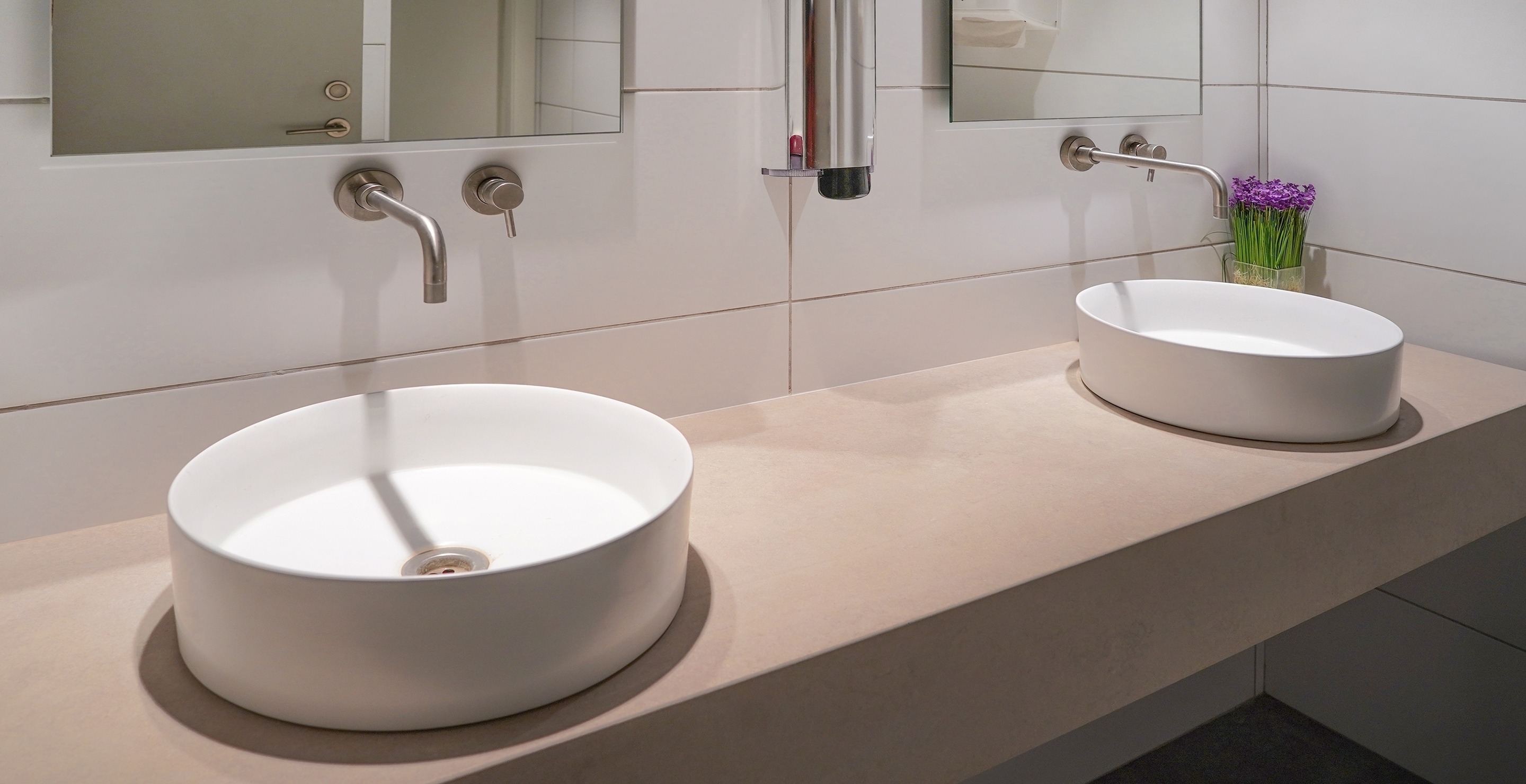 Woman Snatches Restaurant Bathroom Sink Off Wall And Steals It