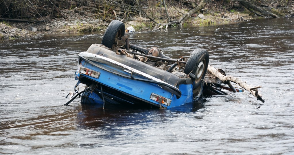 husband fails to save wife after car crashes in pond