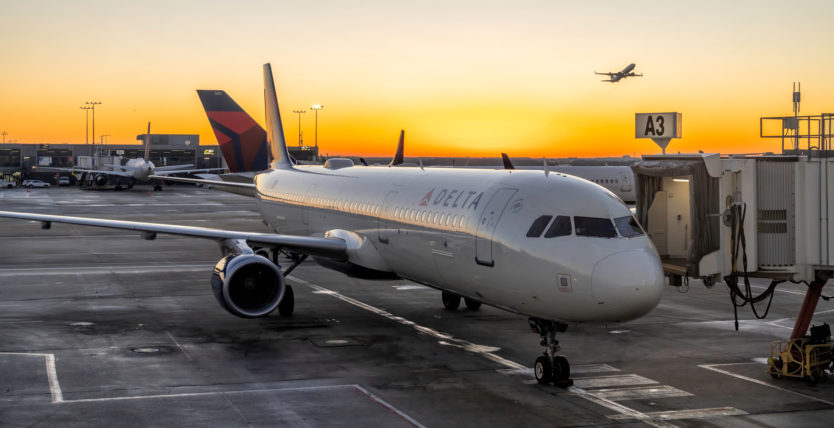 Delta Flight Clips Runway In Terrifying Close Call