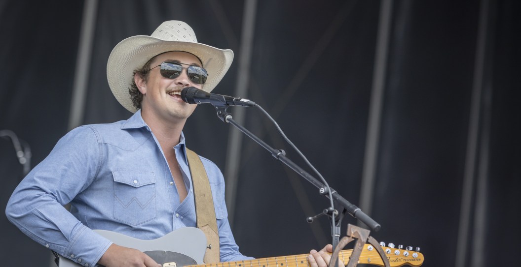 Forget Alan Jackson, Zach Top Is Embracing His Inner Jimmy Buffet With Breezy Beach Anthem Good Times And Tan Lines