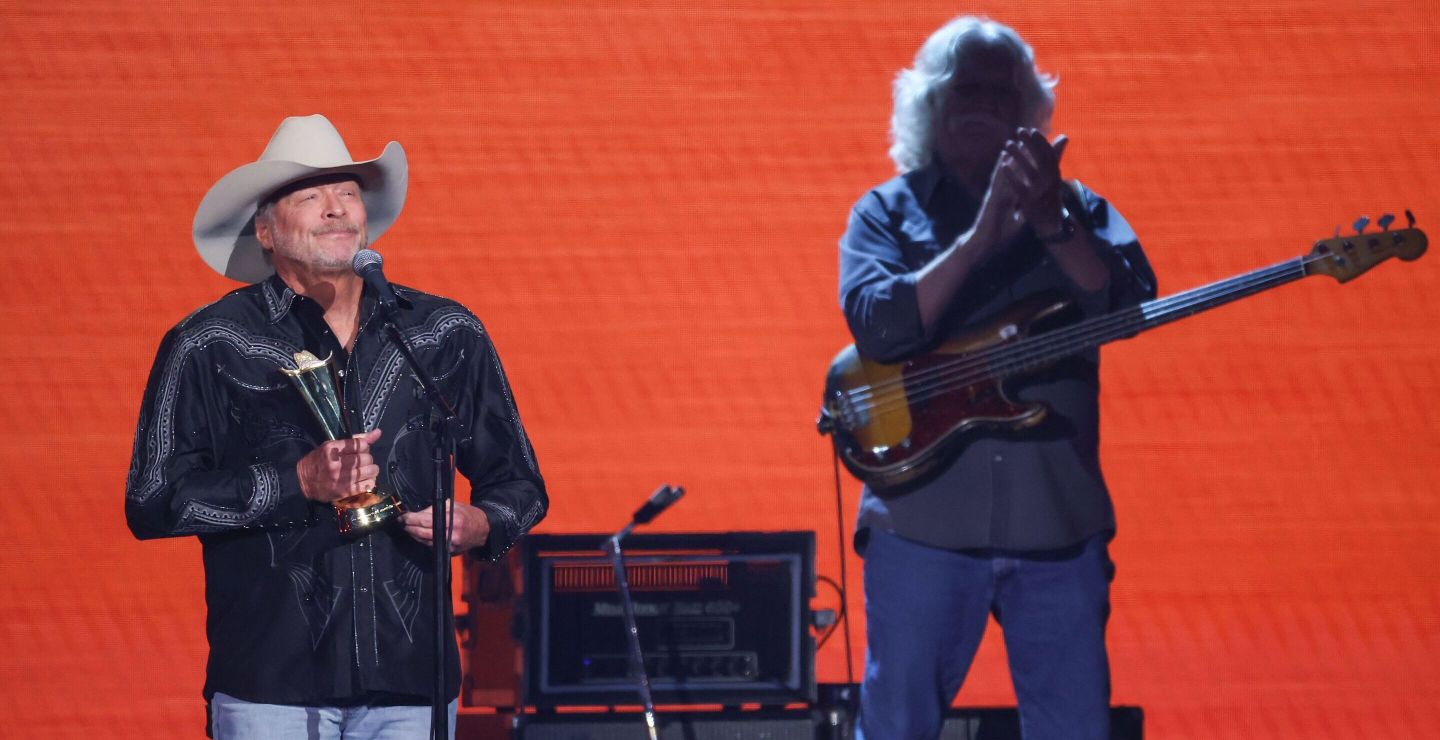 The Emotional Moment Alan Jackson Could Barely Hold Back Tears At ACM ...