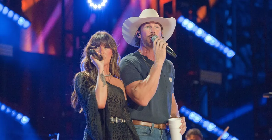 Ella Langley Invited Young Fan On Stage, Who Called Riley Green "Stinky And Sweaty" - Wide Open Country