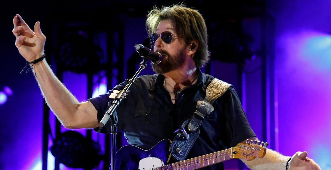 Ronnie Dunn Pulls Cheat Sheet to Sing "Whiskey Glasses" With Morgan Wallen