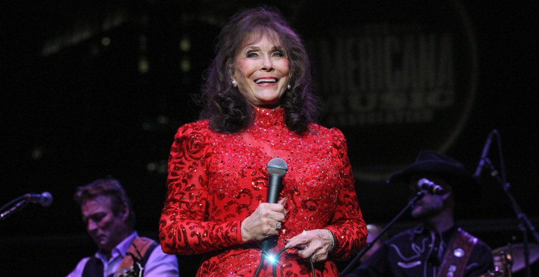 The Festive Holiday Song That Helped Kickstart Loretta Lynn’s Iconic Career