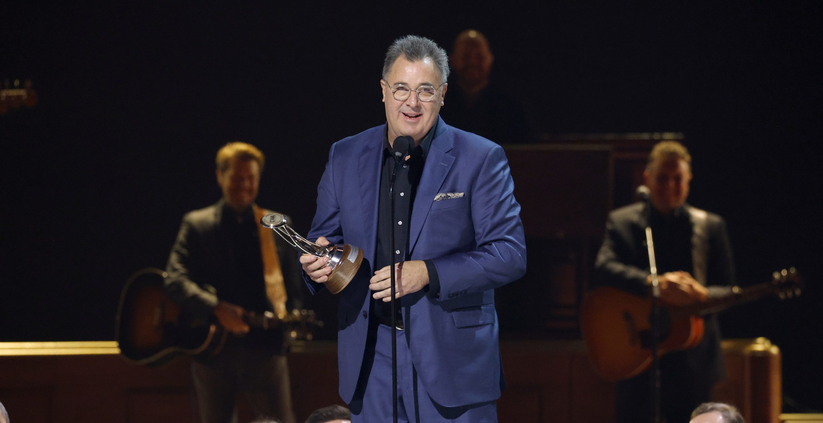 Vince Gill Joked That He's “Never Smoked” During Acceptance Speech for Award Named for Willie Nelson - Wide Open Country
