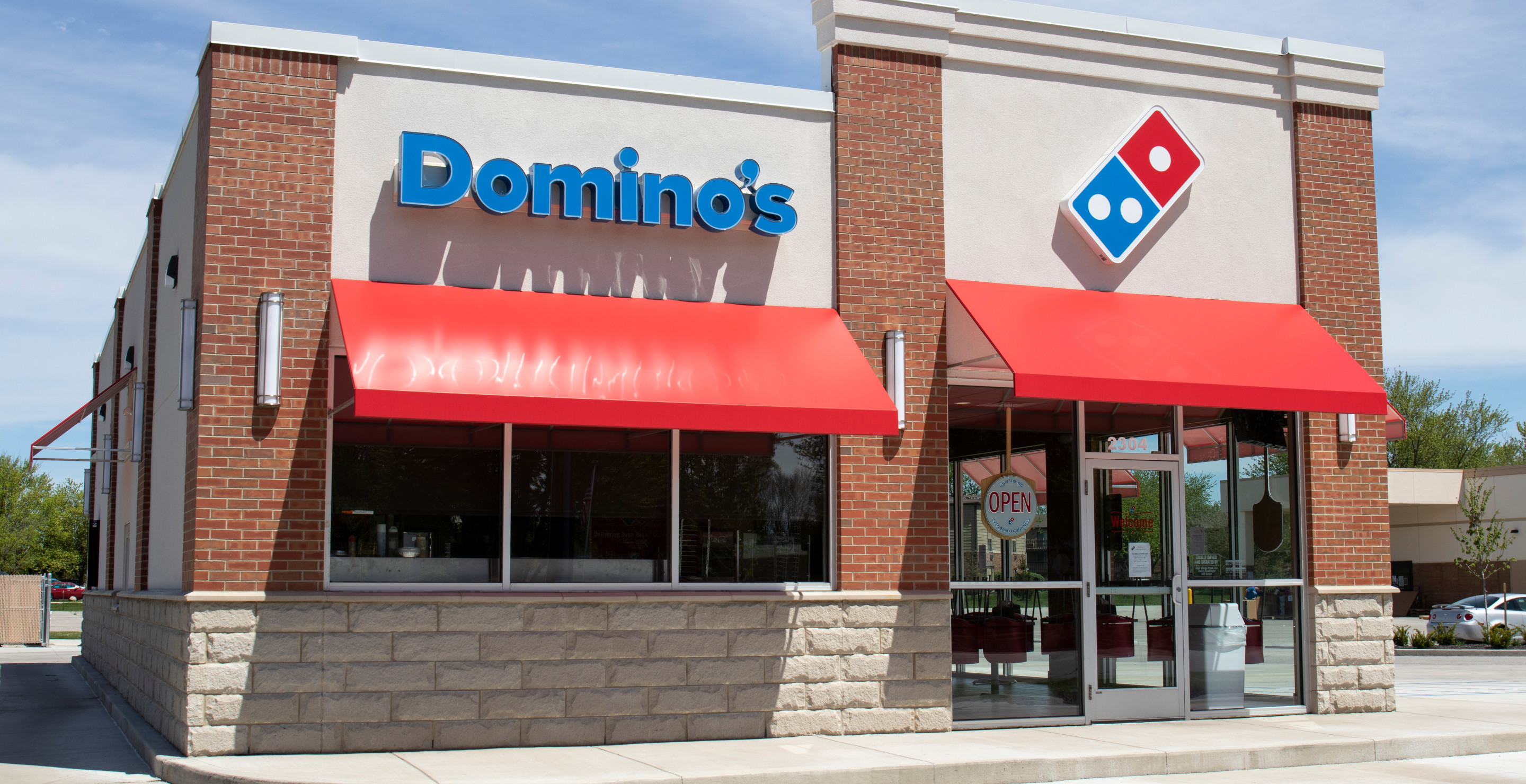 Dominos Driver Refuses to Hand Over Pizza Without a Tip After Delivering During a Winter Storm