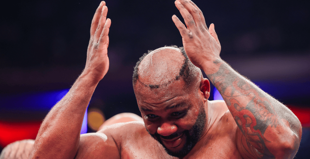 Boxer Hilariously Loses His Hair Midway Through Fight - Wide Open Country