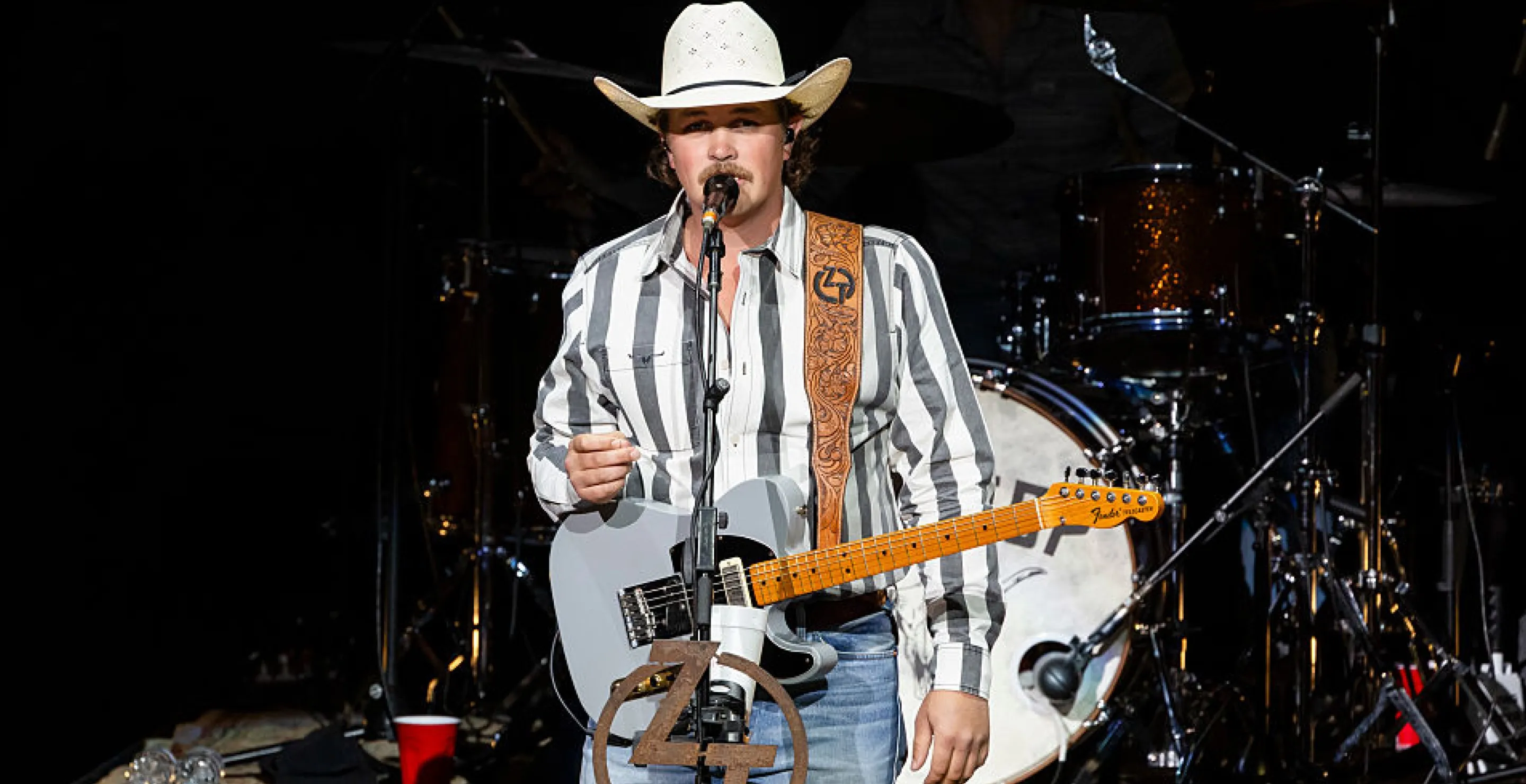 Country Singer Calls Out Security Mid-Song for Trying to Remove Girl From Dad’s Shoulders