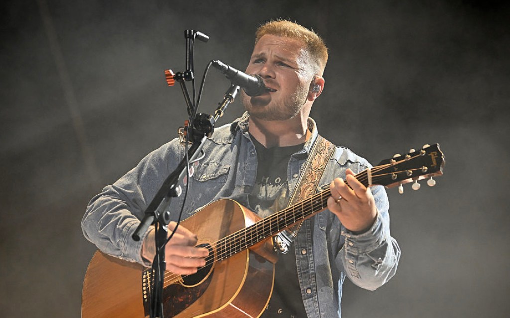 Country Star Wears 'Free Palestine' Shirt at Stadium That Barred Macklemore