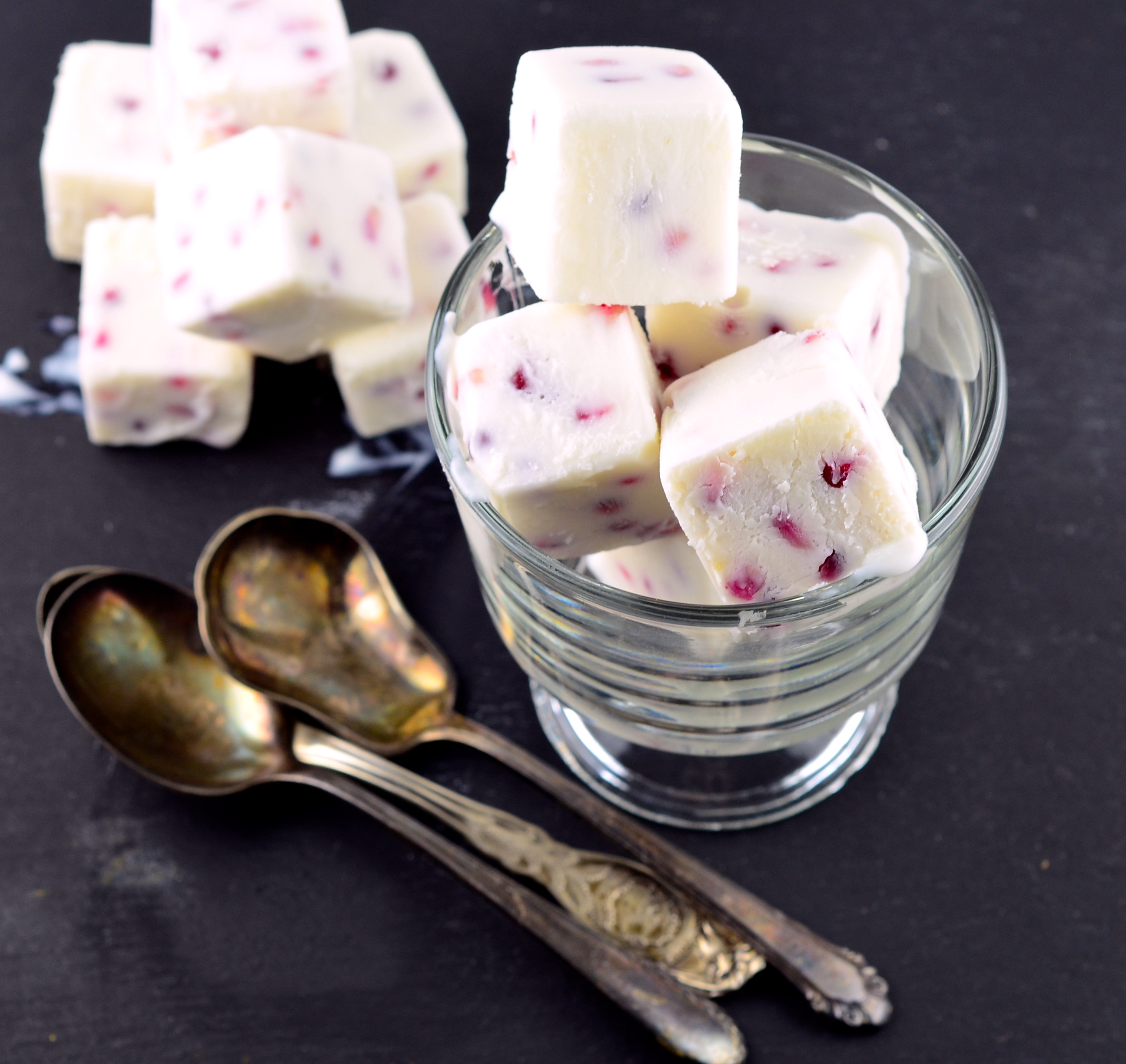 http://mayihavethatrecipe.com/2013/12/23/frozen-greek-yogurt-and-pomegranate-bites/>May I Have That Recipe