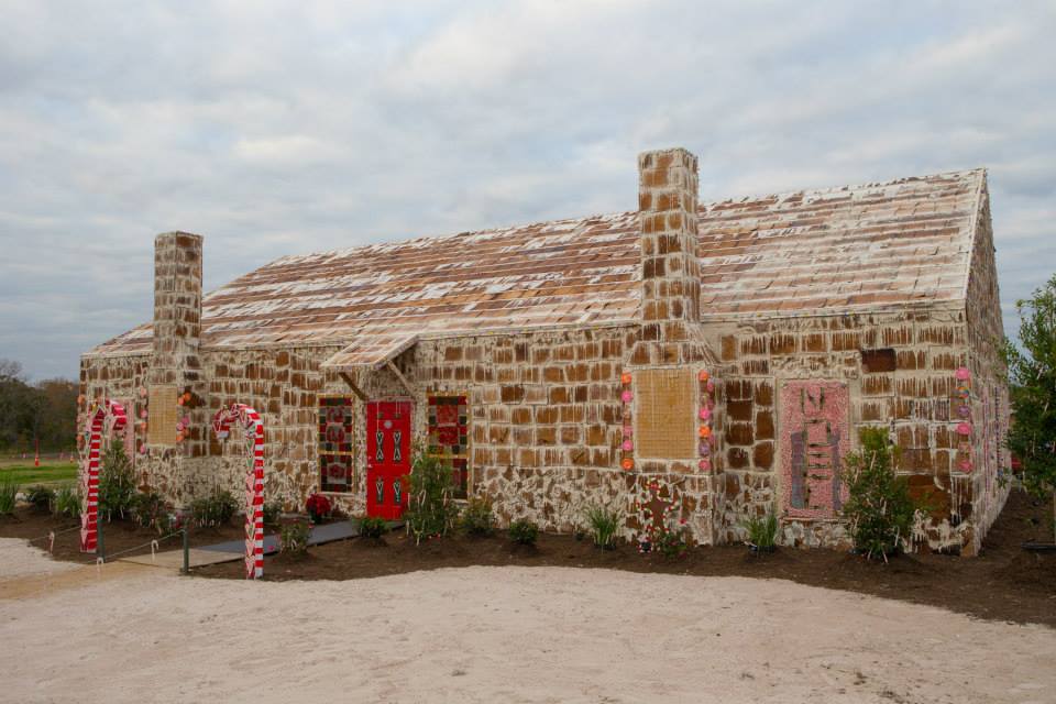 worlds-largest-gingerbread-house