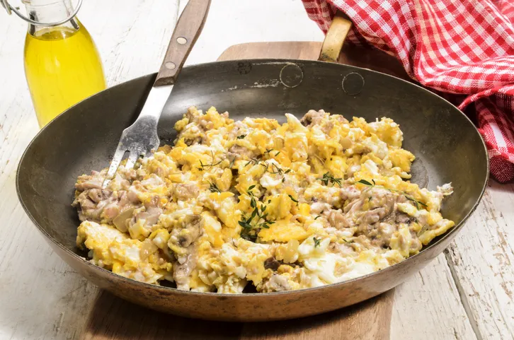 grilled pig brain with scrambled egg served in a pan