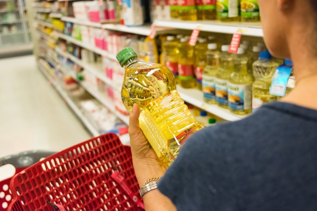 Shopping for cooking oil